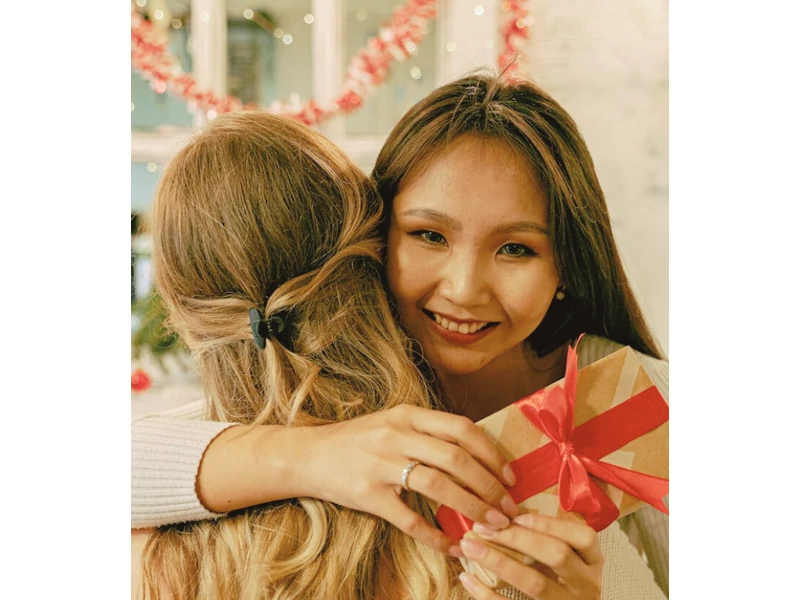 Karácsonyi ajándékötletek, amik feltölhetik a mindig csak adó barátodat